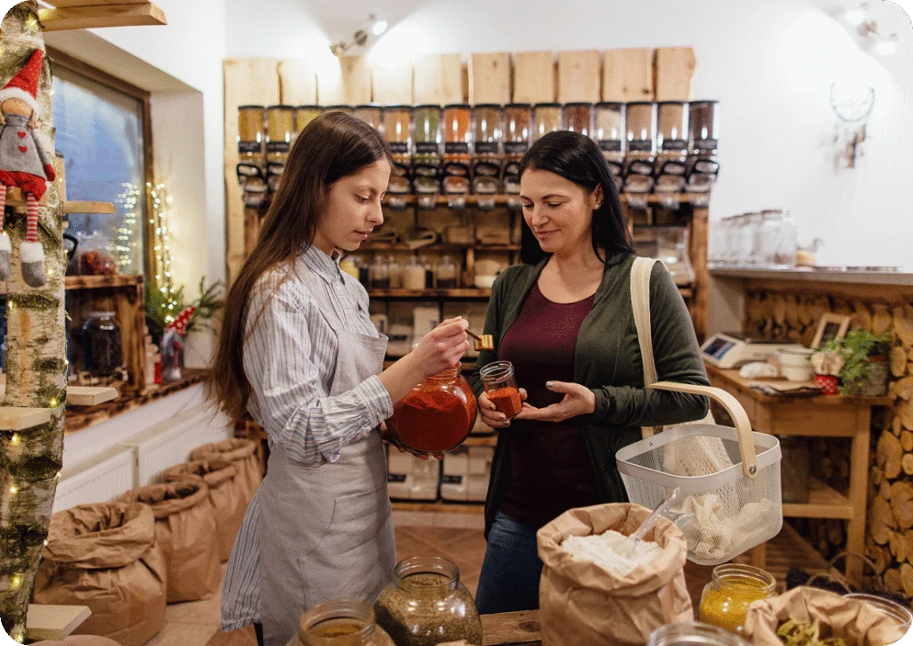 Mitarbeiterin gibt Kundin eine Produktprobe